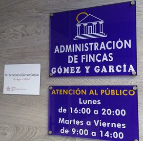 Administración de Fincas Gómez y García S.L.U. placas de la entrada de la oficina