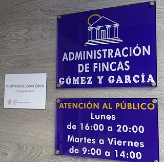 Administración de Fincas Gómez y García placas de la entrada de la oficina