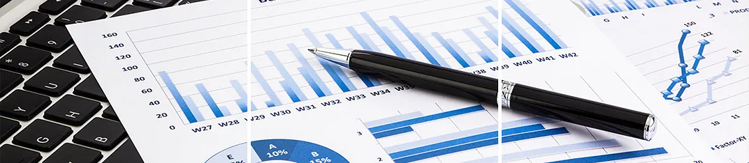 Administración de Fincas Gómez y García computador y papeles